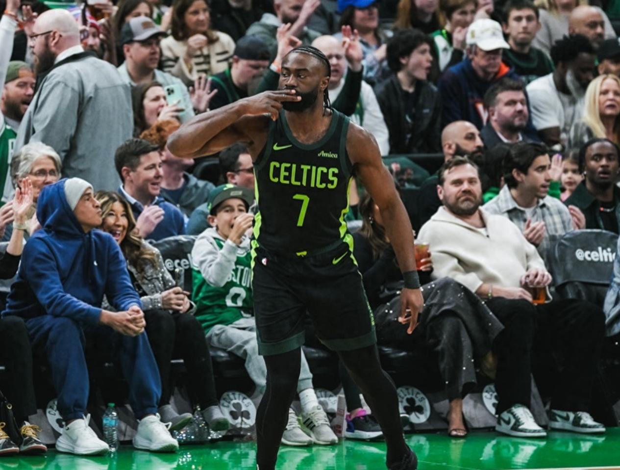 浓眉哥重返赛场，重返赛场首场状态出色，曼联观众沸腾！比赛高潮迭起的简单介绍-开云首页入口