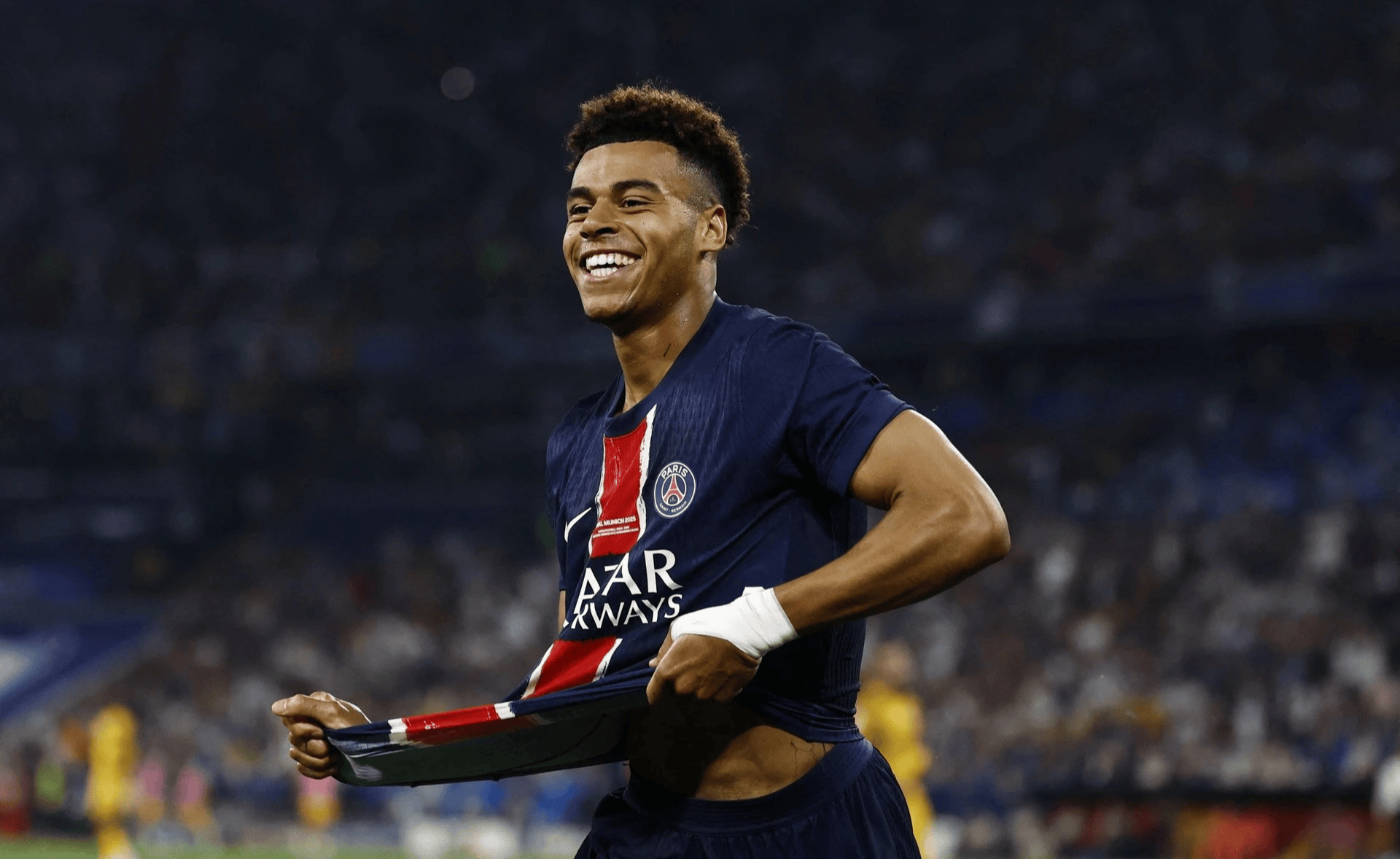 巴黎圣日耳曼训练开放日；冲刺阶段再遭质疑引欢呼；意大利杯在即；资深球员宣示担当的简单介绍-开云官网首页